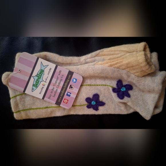 Sardine Clothing Co Cashmere Fingerless Gloves with Purple Flowers NWT - Picture 4 of 7